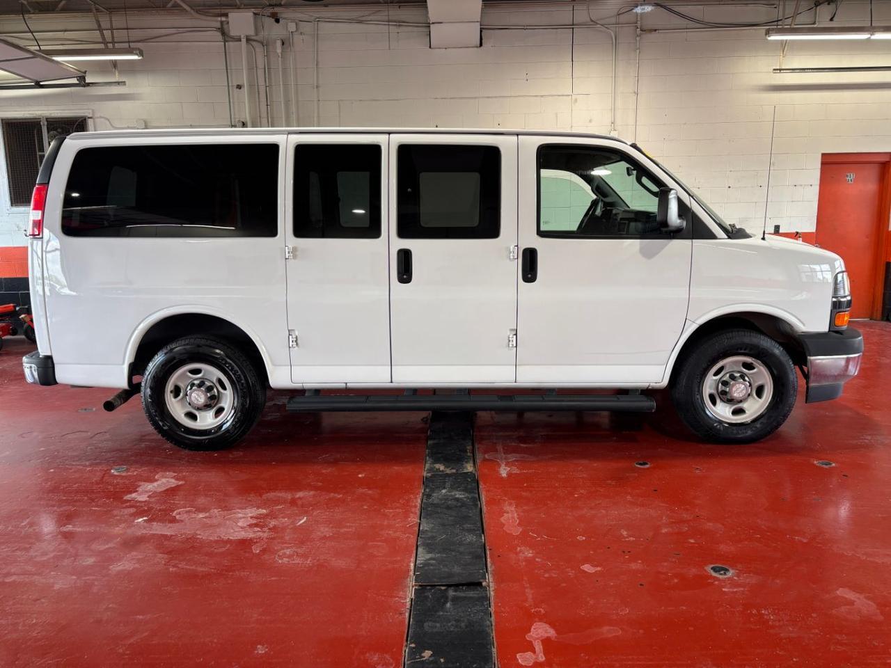 chevrolet express passenger 2017 1GAWGFFG2H1276367 image chevrolet express passenger 2017 1GAWGFFG2H1276367 image